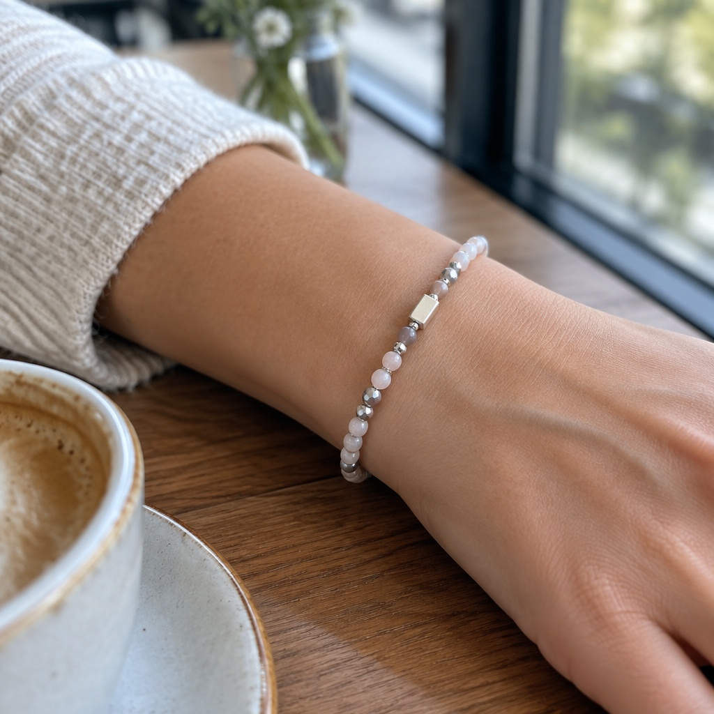 Bialo-rozowo-szara bransoletka na nadgarstku, lifestyle restauracja