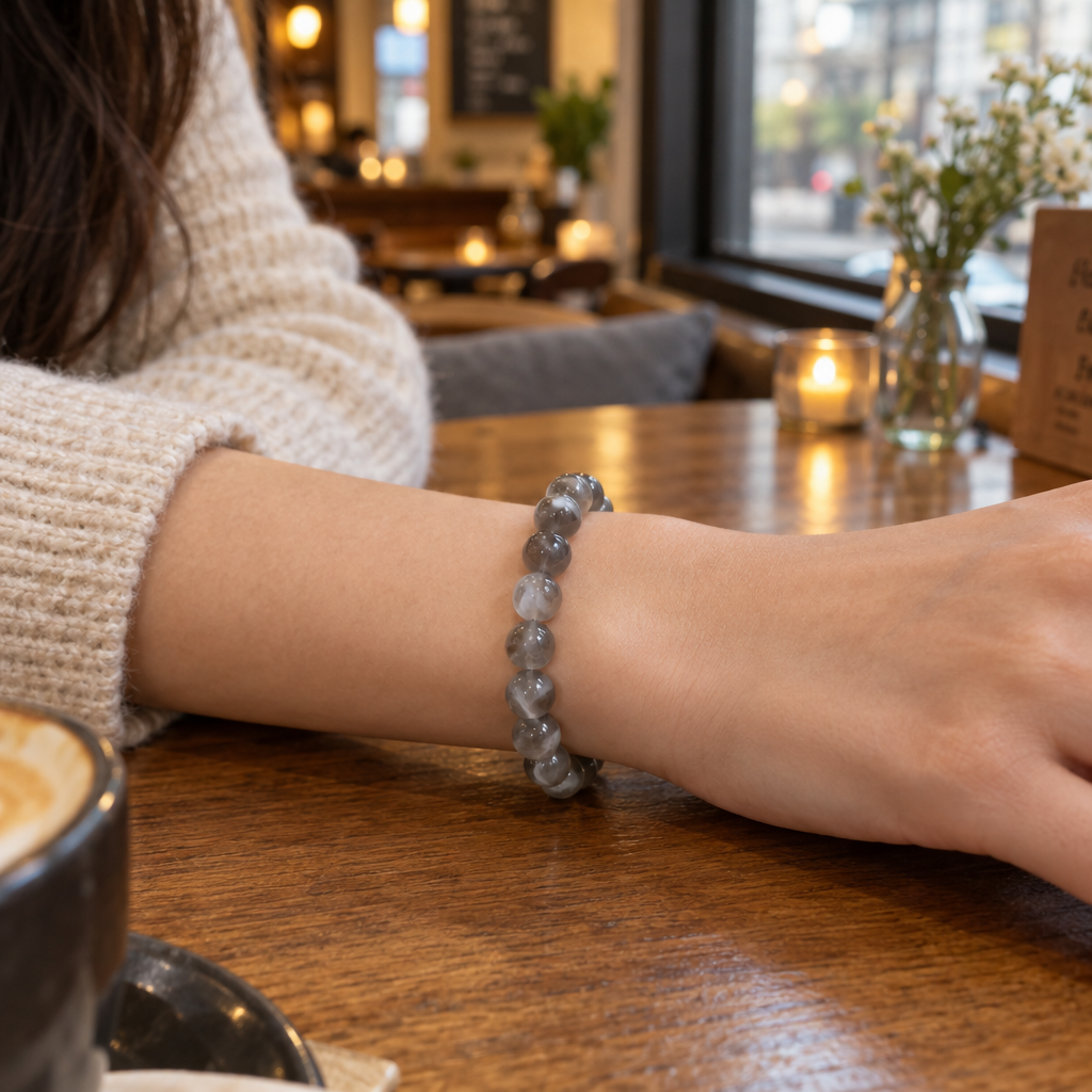 Bransoletka z mglistego agatu na nadgarstku, lifestyle restauracja
