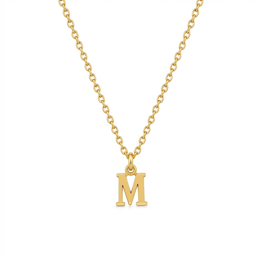Złoty naszyjnik ze stali nierdzewnej z literą M – produkt na białym tle