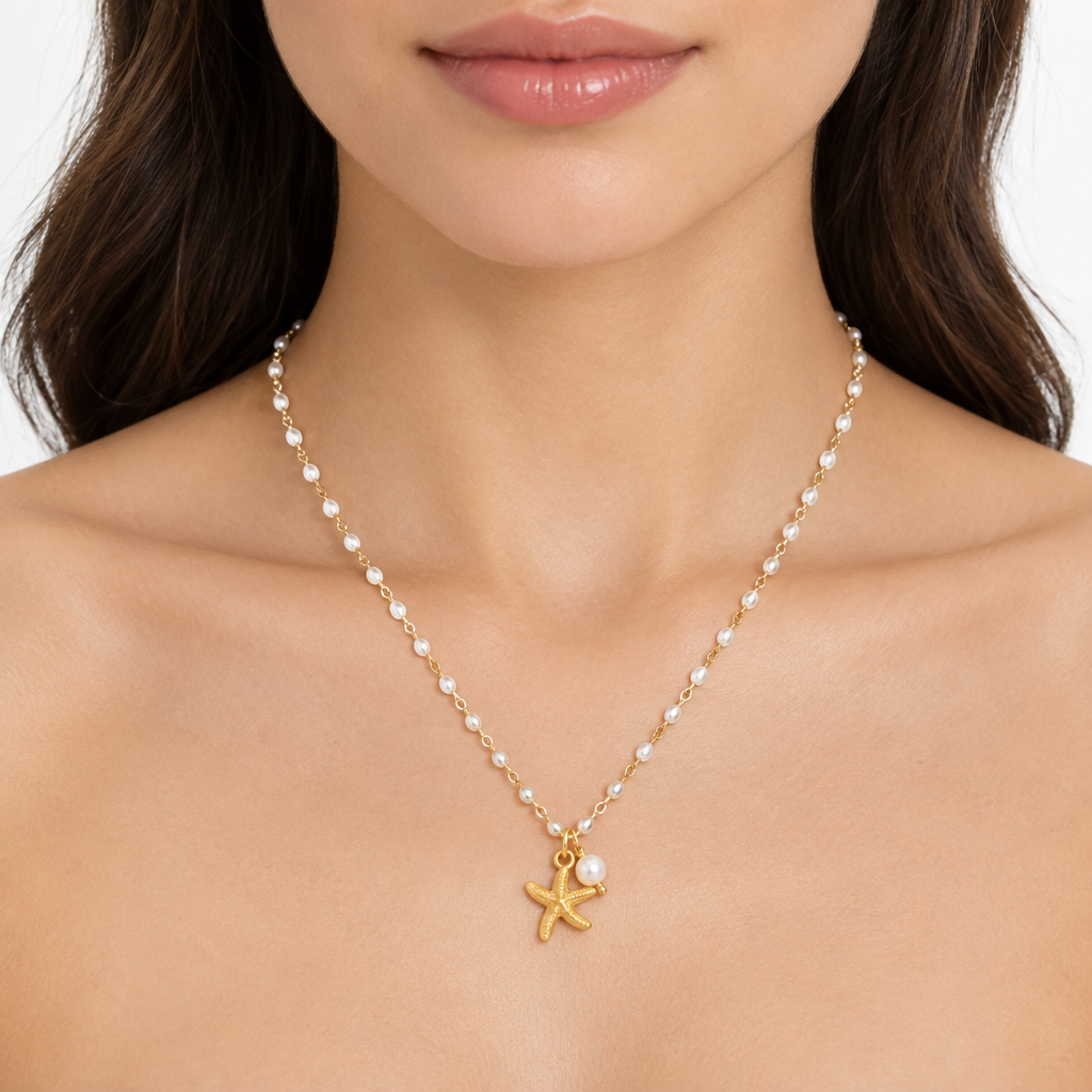 Modelka w złotym naszyjniku z rozgwiazdą i perełkami
