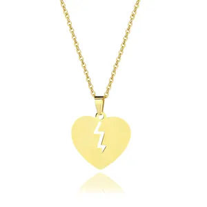 Złoty naszyjnik z wisiorkiem pękniętego serca i motywem błyskawicy na łańcuszku, zdjęcie produktowe na białym tle