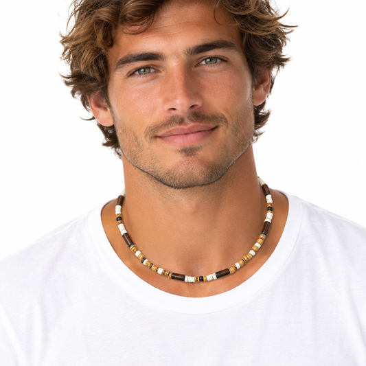 Naszyjnik boho z łupiny kokosa i turkusu na modelu – prezentacja przy szyi na białym tle