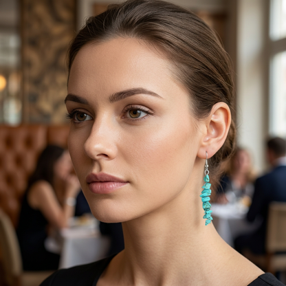Modelka z wiszącym kolczykiem z turkusowych odłamków howlitu w restauracji