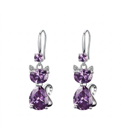 Para fioletowych kolczyków kotków z detalami w srebrnym kolorze na białym tle