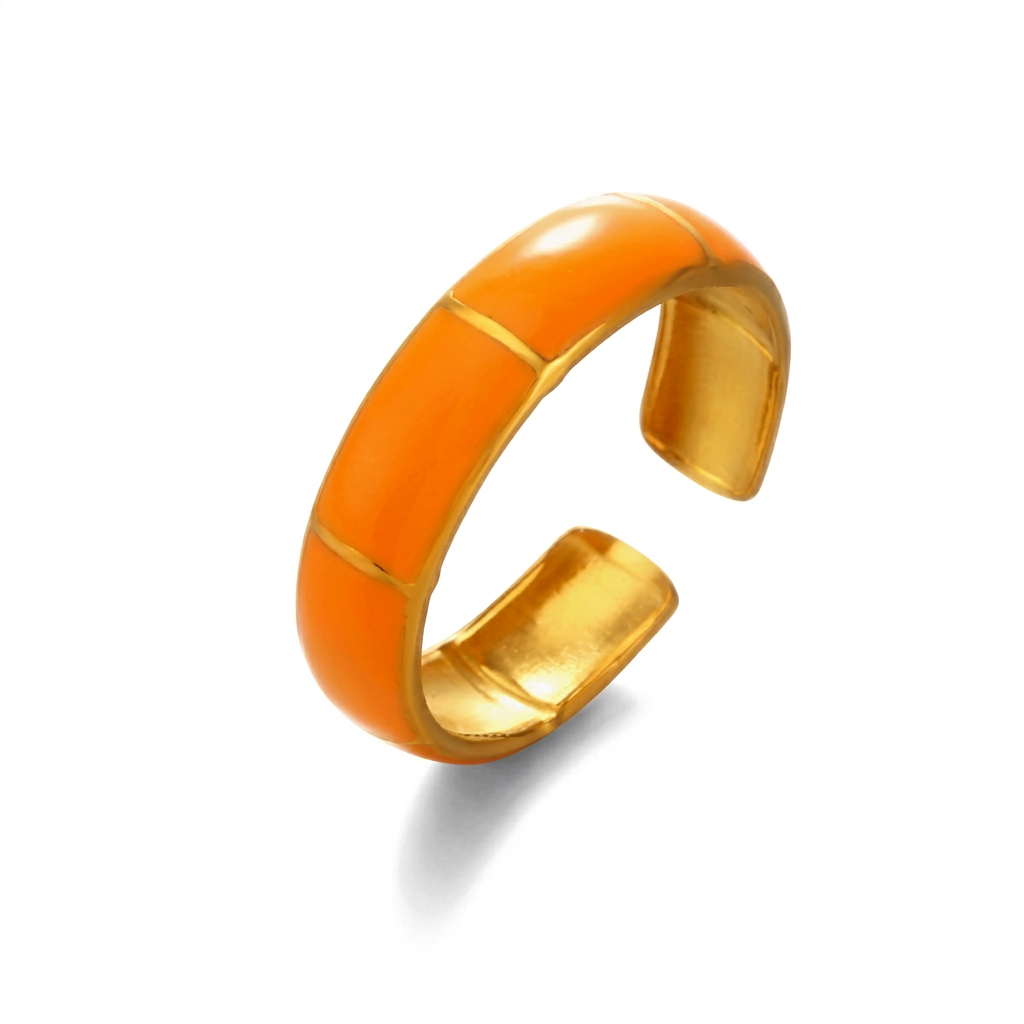 Złoto-pomarańczowy otwarty pierścionek z emalią na białym tle